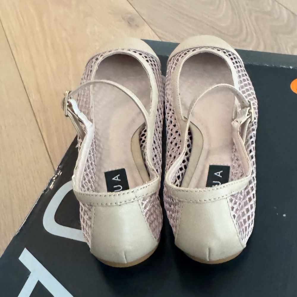 NIB Bloomingdale's Nude Mesh Mary Jane Flats with Tan Trim - Picture 5 of 6